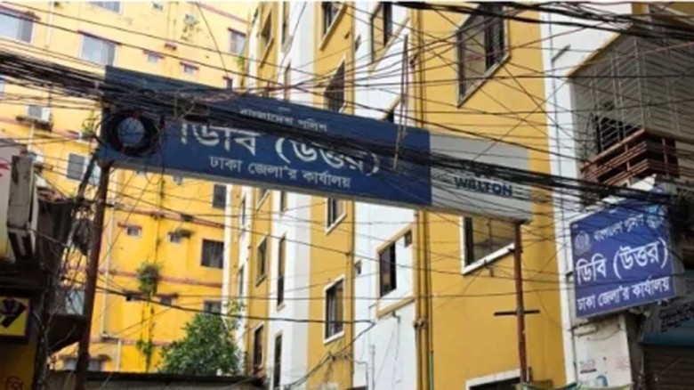 সাভারে ৪ ডিবি কর্মকর্তার বিরুদ্ধে স্বর্ণ চুরি ও ঘুসের অভিযোগ